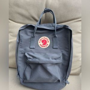 Grey Fjallraven Kanken Backpack 🩶
